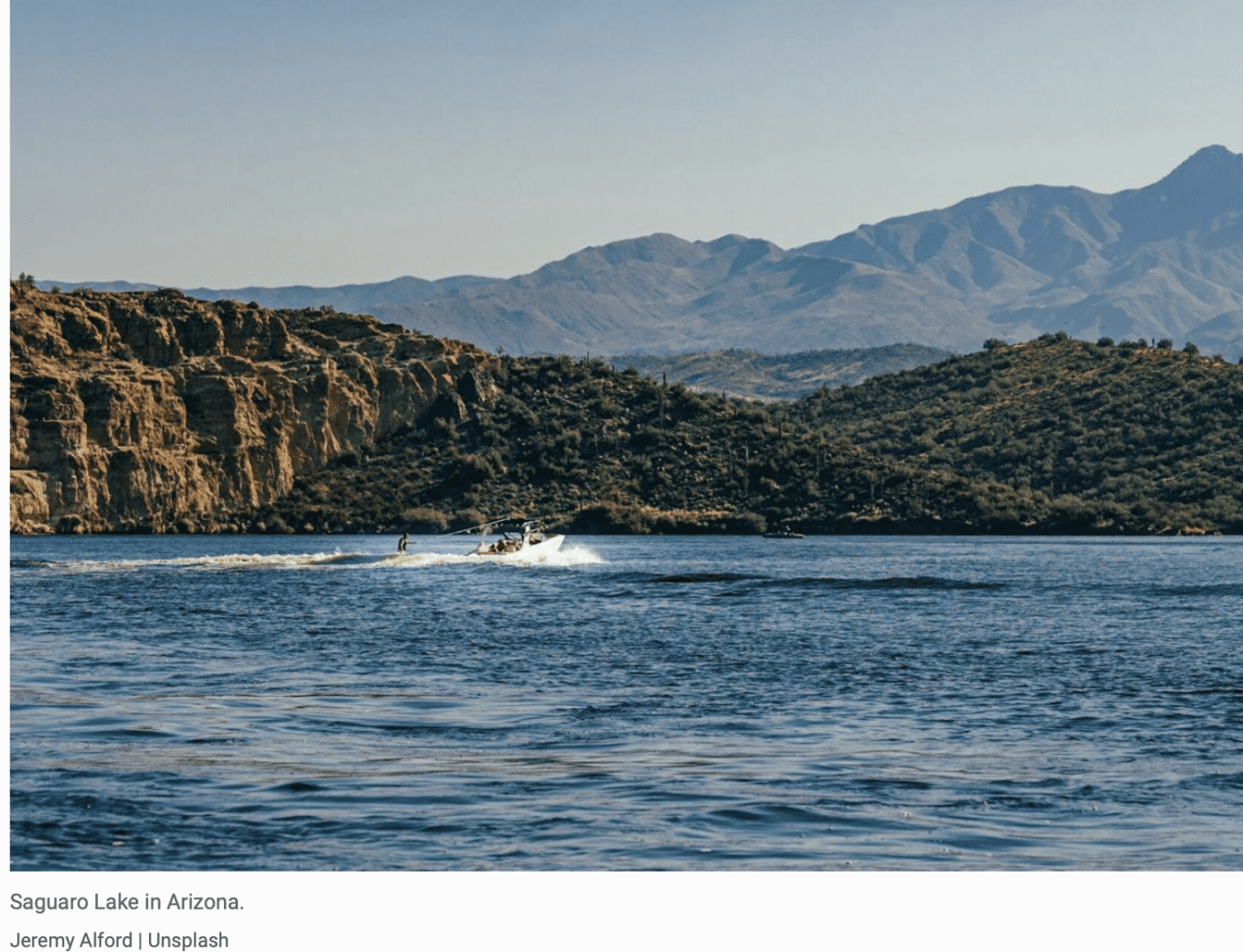 Speedboat creating wake on Saguaro Lake